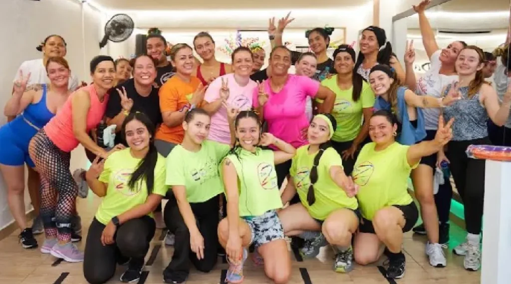 Grupo de mujeres entrenando Zumba en academia virtual Danzfit Colombia