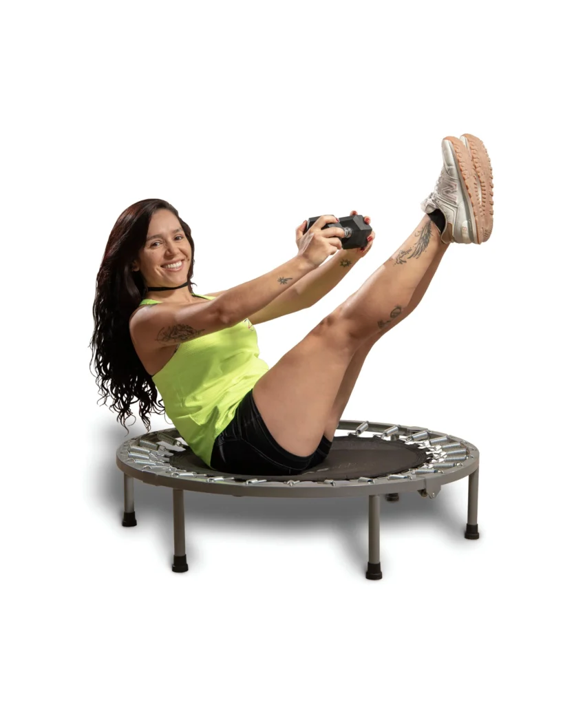 Instructora de Zumba Jumping entrenando abdomen con pesas en clase virtual