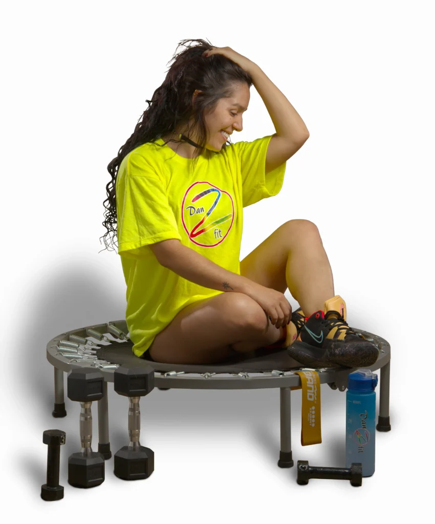 Instructora de clases virtuales de Zumba Jumping sobre trampolín
