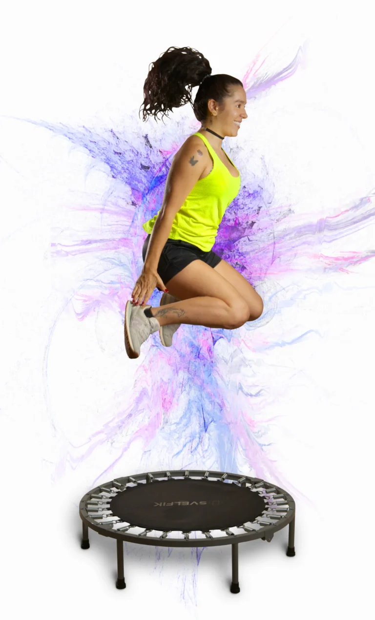 Mujer haciendo Zumba Jumping sobre trampolín en clase virtual desde casa