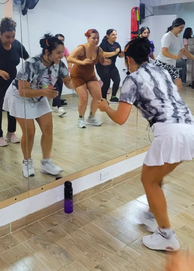 Clase de Zumba Power enfocada en glúteos para mujeres en la academia virtual Danzfit