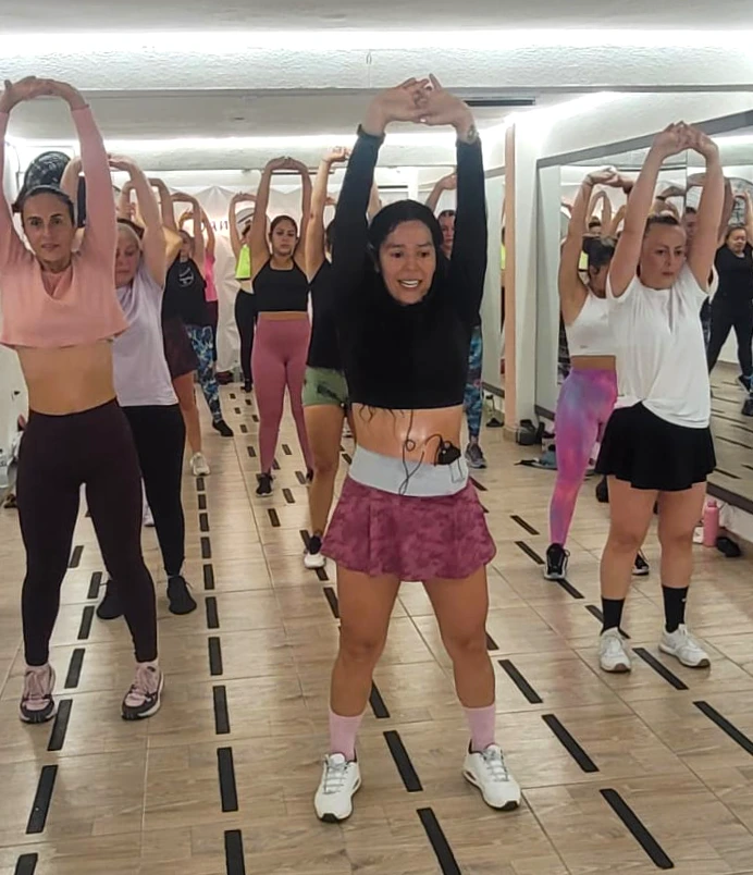 Mujeres entrenando fuerza y resistencia con Zumba Power en clase virtual de Danzfit
