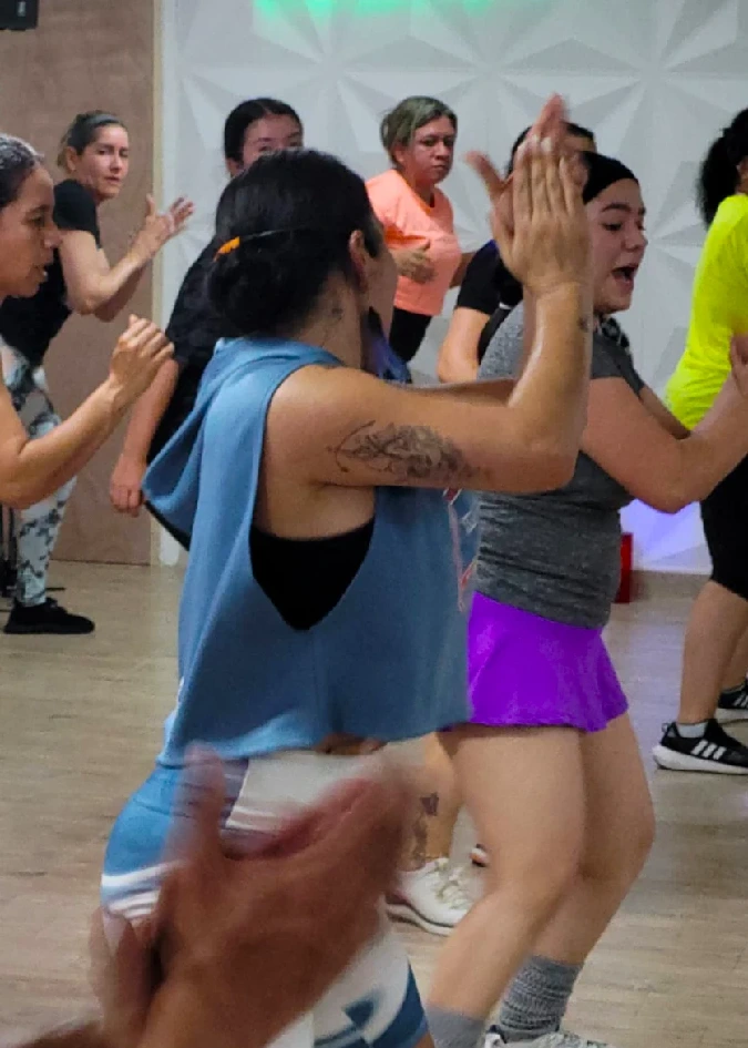 Clase virtual de Zumba Power para mujeres enfocada en fuerza y resistencia con Danzfit