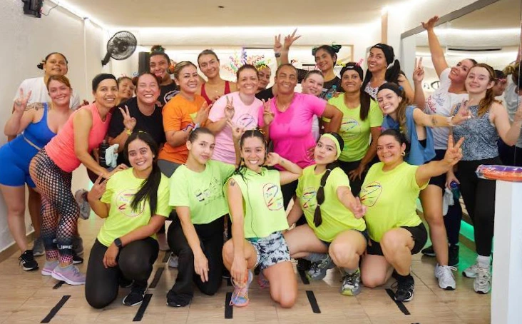 Grupo de mujeres entrenando Zumba en academia virtual Danzfit Colombia