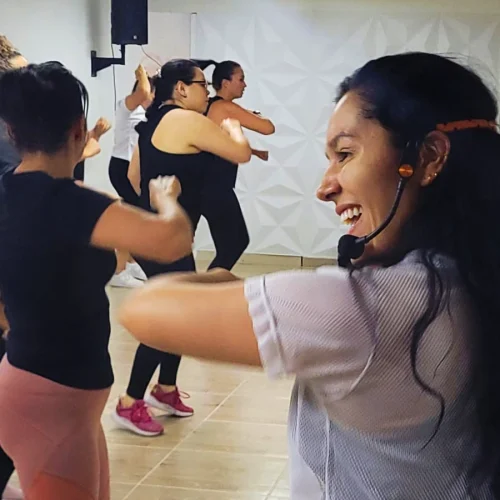 Instructora de clase virtual de Zumba Power en la academia Danzfit Colombia